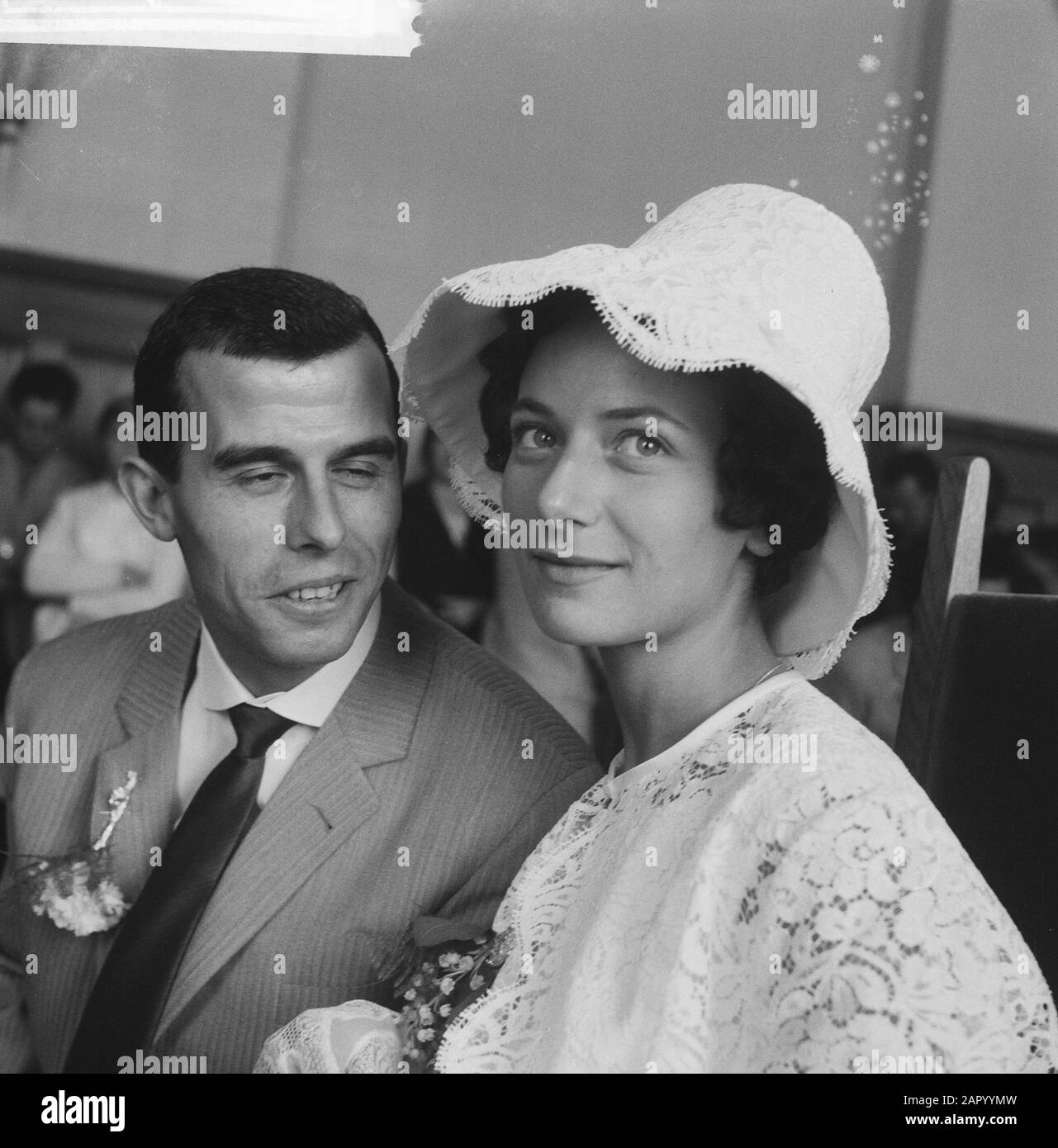 Matrimonio Coen Moulijn la coppia nella stanza di nozze Annotazione: Nome della moglie: Lenie Waterreus Data: 28 luglio 1961 Località: Rotterdam, South-Holland Parole Chiave: Coppie nuziali, matrimoni Nome personale: Moulijn, Coen, Waterreus, Lenie Foto Stock