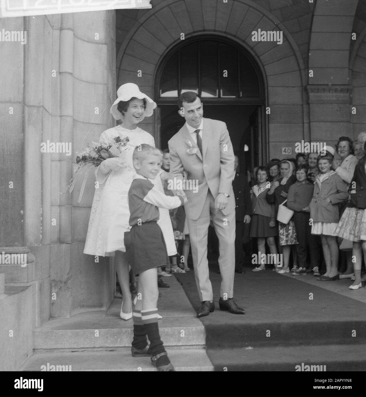 Matrimonio Coen Moulijn la coppia sulla piattaforma Annotazione: Nome della moglie: Lenie Waterreus Data: 28 luglio 1961 Località: Rotterdam, South-Holland Parole Chiave: Coppie nuziali, matrimoni Nome personale: Moulijn, Coen , Waterreus, Lenie Foto Stock