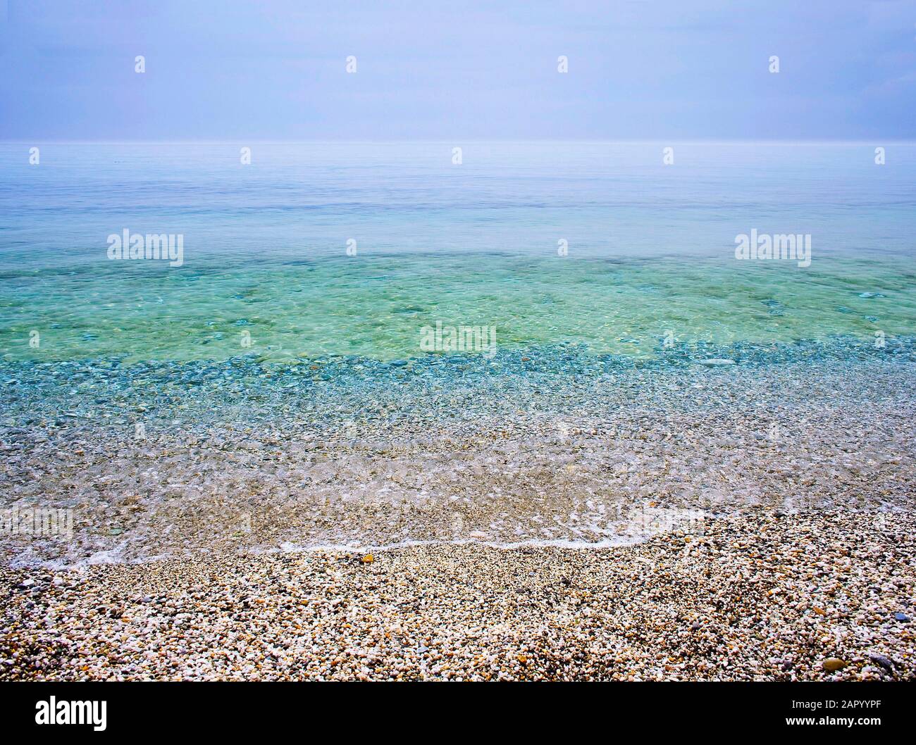 Tranquilla spiaggia con blu e turchese oceano Foto Stock