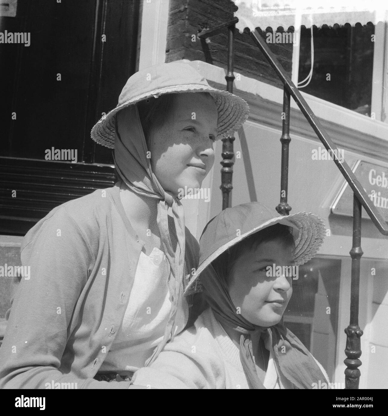 Due ragazze in nuovi cappelli Data: 10 agosto 1961 Parole Chiave: Cappelli,  RAGAZZE Foto stock - Alamy
