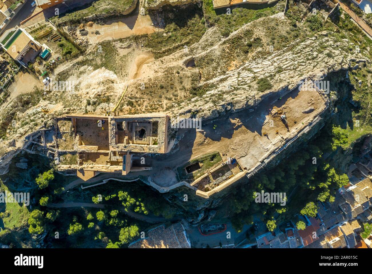 Veduta panoramica aerea del castello medievale di Ayora di origine araba attualmente in fase di restauro sopra la città in Spagna Foto Stock