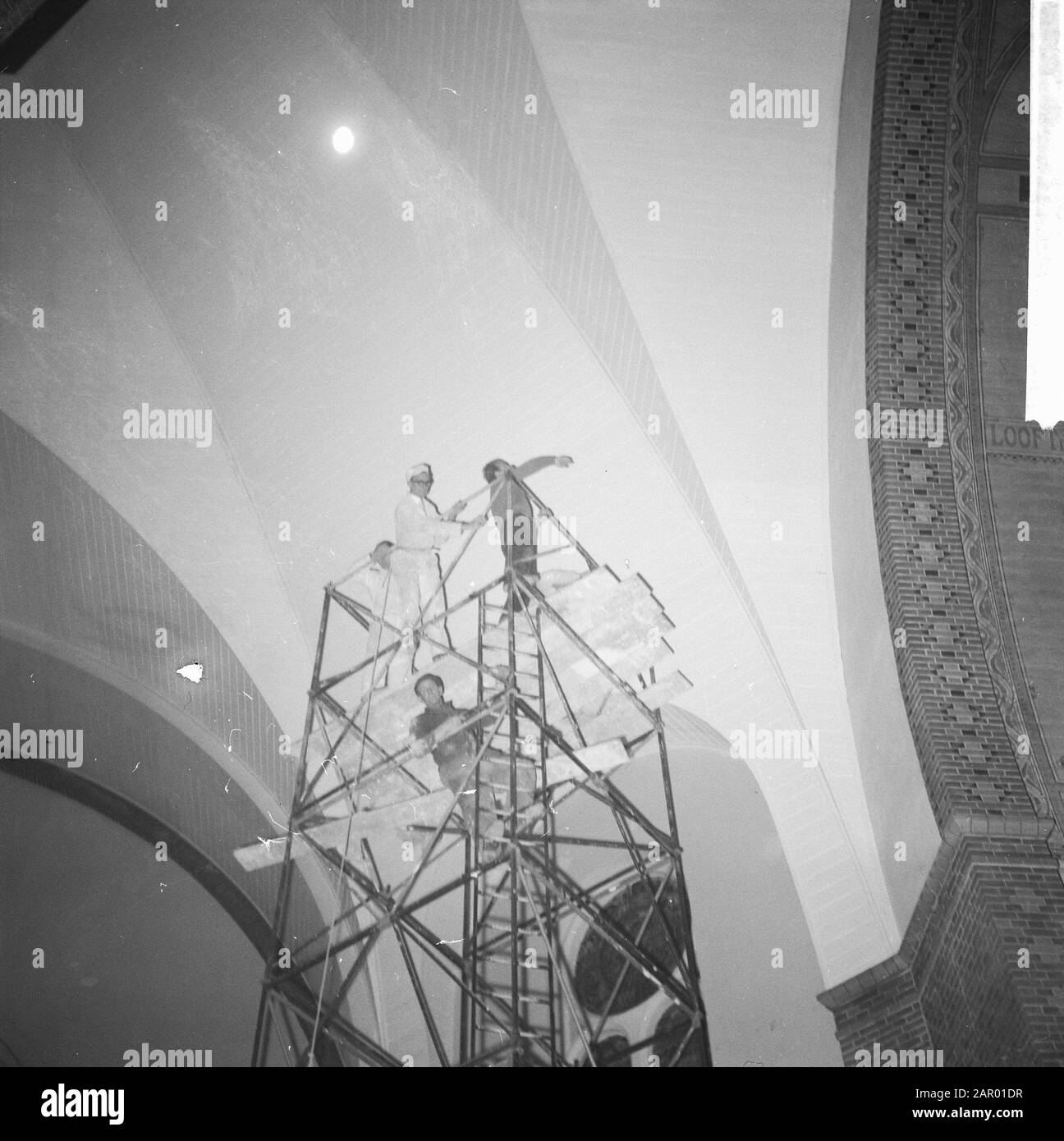 I parrocchiani rinnovano la loro chiesa a Rotterdam Data: 6 dicembre 1961 Località: Rotterdam, Zuid-Holland Parole Chiave: Charkes Foto Stock