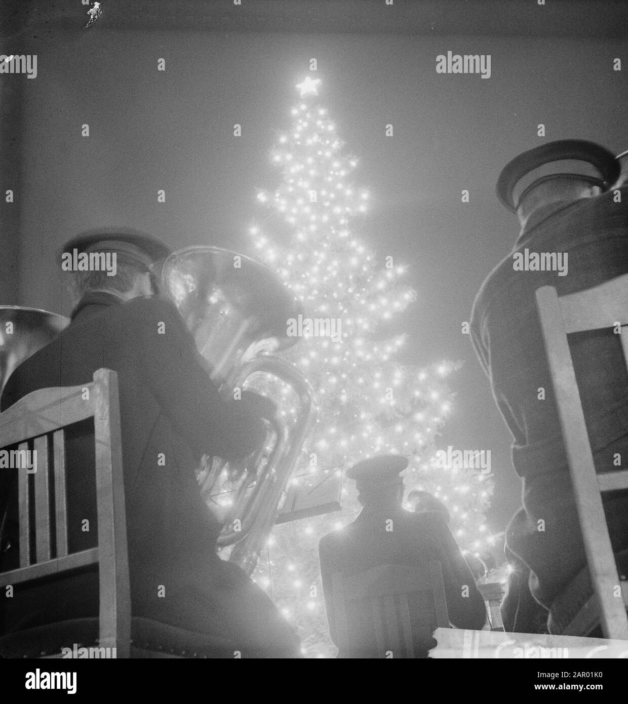 Albero di Natale norvegese a Rotterdam. Uomo con tuba per albero di natale Data: 20 dicembre 1961 luogo: Rotterdam, Zuid-Holland Parole Chiave: Tubias, alberi di natale, uomini Foto Stock