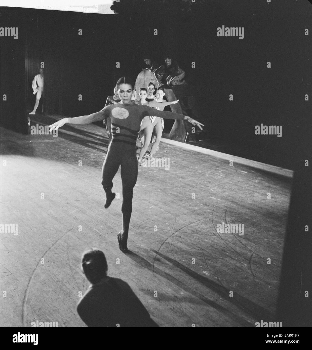 Prima del Balletto Nazionale in Stadschouwburg. Scena dalla giungla di Rudi van Dantzig Annotazione: Probabilmente Paula Salm Data: 20 dicembre 1961 luogo: Amsterdam Parole Chiave: Balletto, ballerini Foto Stock