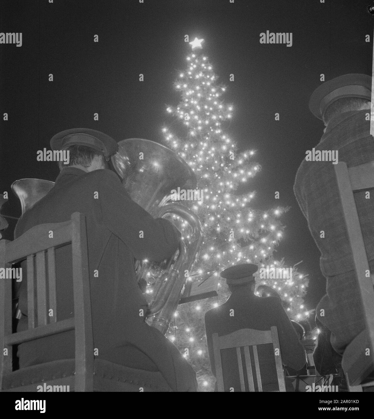 Albero di Natale norvegese a Rotterdam. Uomo con tuba per albero di natale Data: 20 dicembre 1961 luogo: Rotterdam, Zuid-Holland Parole Chiave: Tubias, alberi di natale, uomini Foto Stock