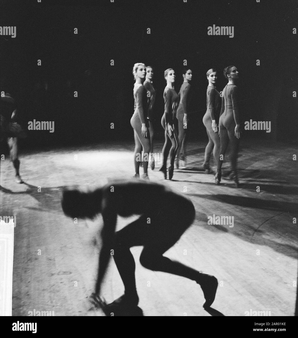 Prima del Balletto Nazionale a Stadschouwburg. Scene di danza. Balletto; Jungle' di Rudi van Dantzig Data: 20 Dicembre 1961 luogo: Amsterdam Parole Chiave: Balletto, ballerini Foto Stock
