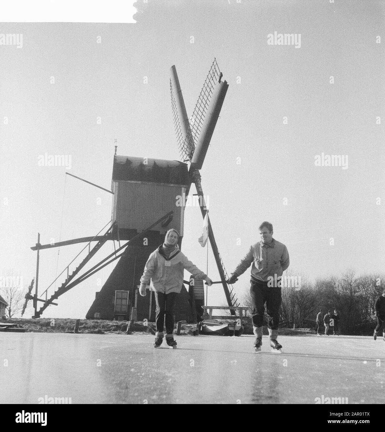 Molentocht (su skate) 1961 i piloti a Leiden Data: 27 dicembre 1961 Località: Leiden, Zuid-Holland Parole Chiave: Mulini a vento, pattinaggio, sport Nome personale: Molentocht Foto Stock