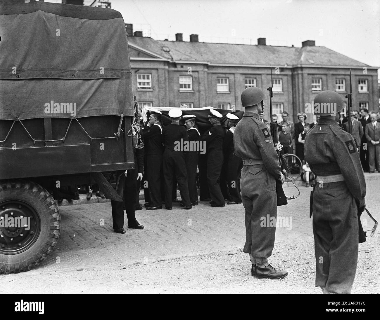 Vittime disastro con bombardiere arrivato a Den Helder Data: 24 luglio 1948 Parole Chiave: Militare, disastri, vittime, aerei, camion Foto Stock