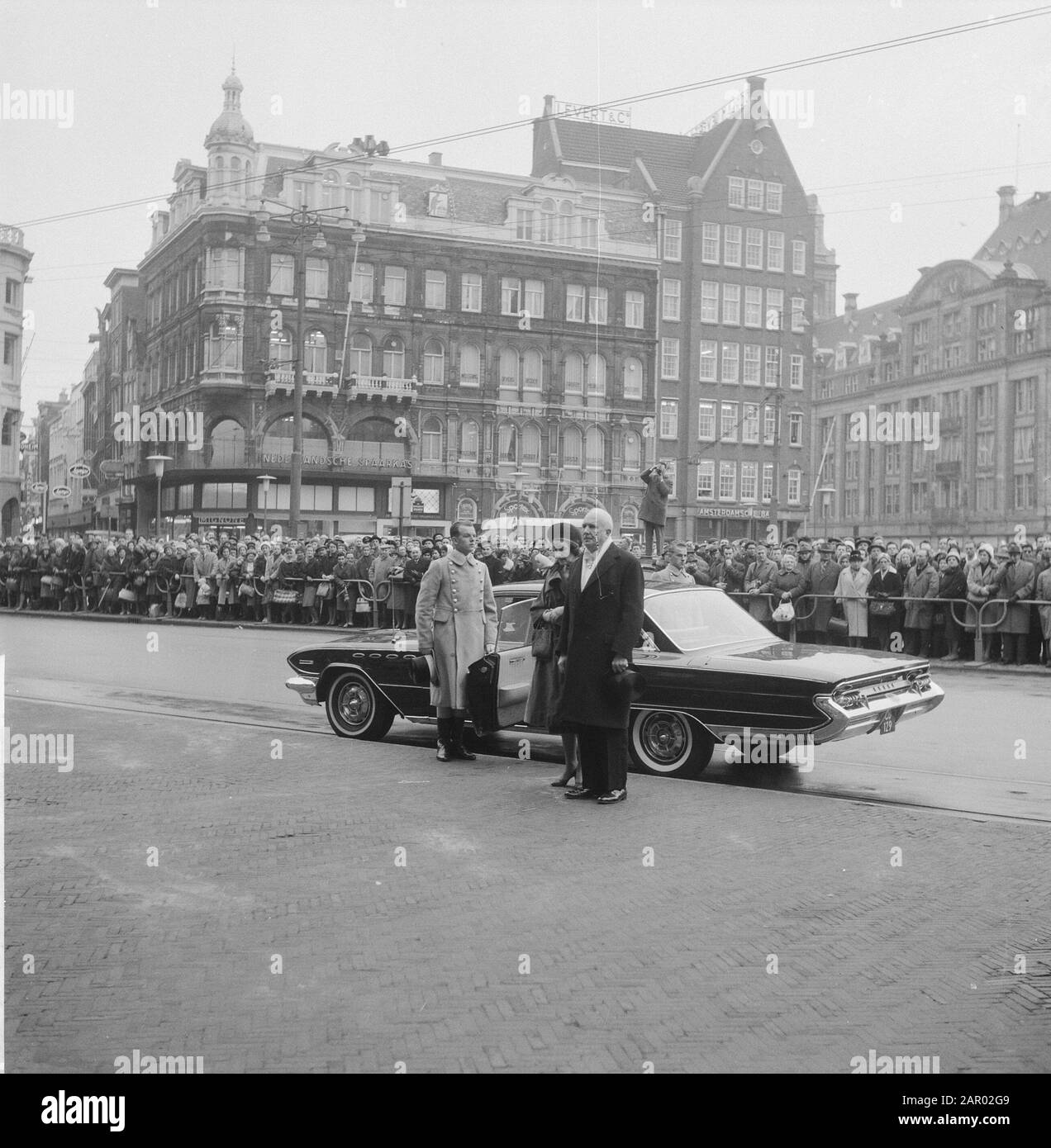 Accoglienza Newsyear per CD a Paleis ad Amsterdam. Arrivo del plenipotenziario australiano Data: 26 gennaio 1962 luogo: Amsterdam, Australia Parole Chiave: Ricevimento di Capodanno, arrivi, palazzi Foto Stock