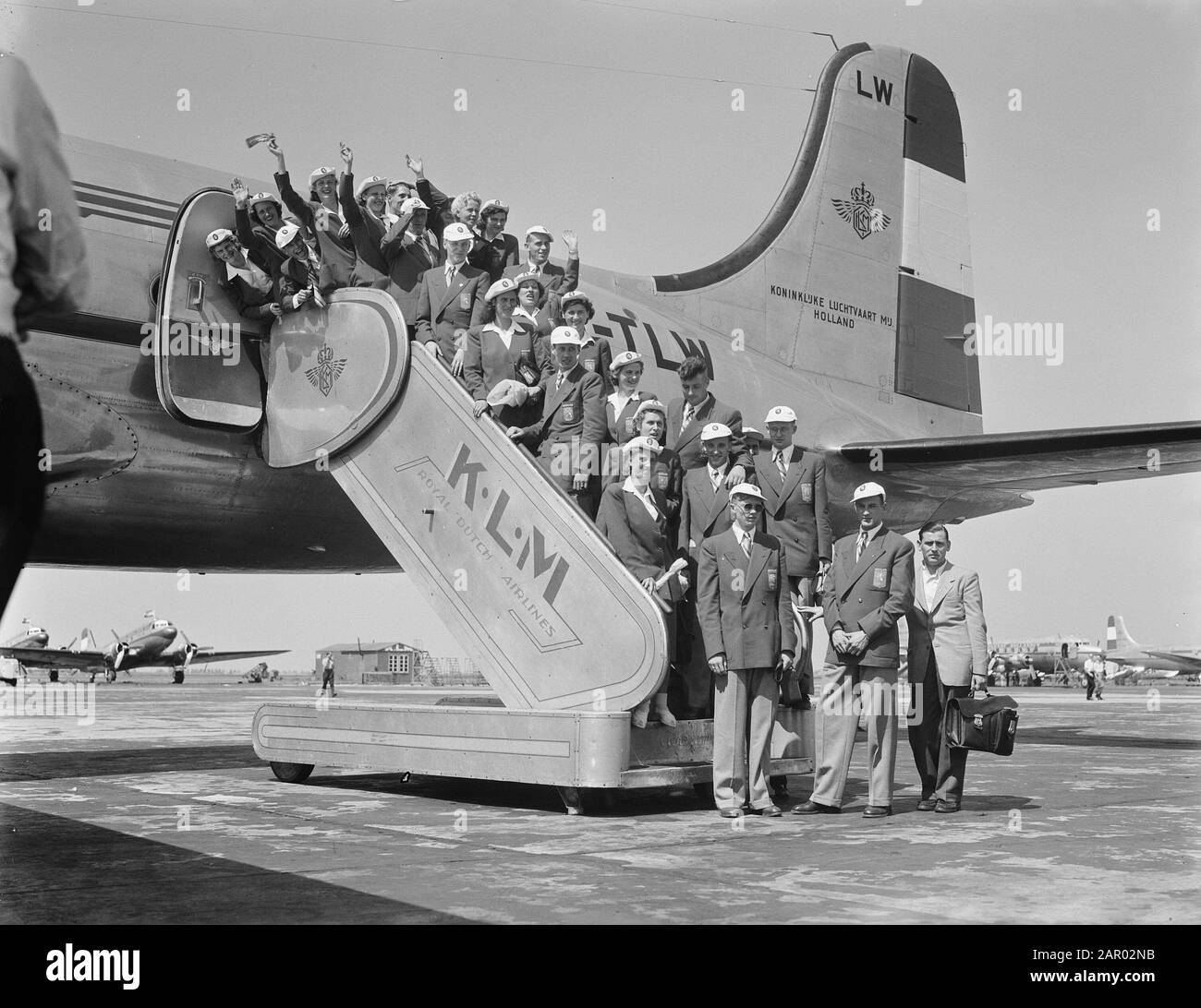 La squadra olimpica di atletica parte da Schiphol Data: 27 luglio 1948 Località: Noord-Holland, Schiphol Parole Chiave: Olympia Foto Stock