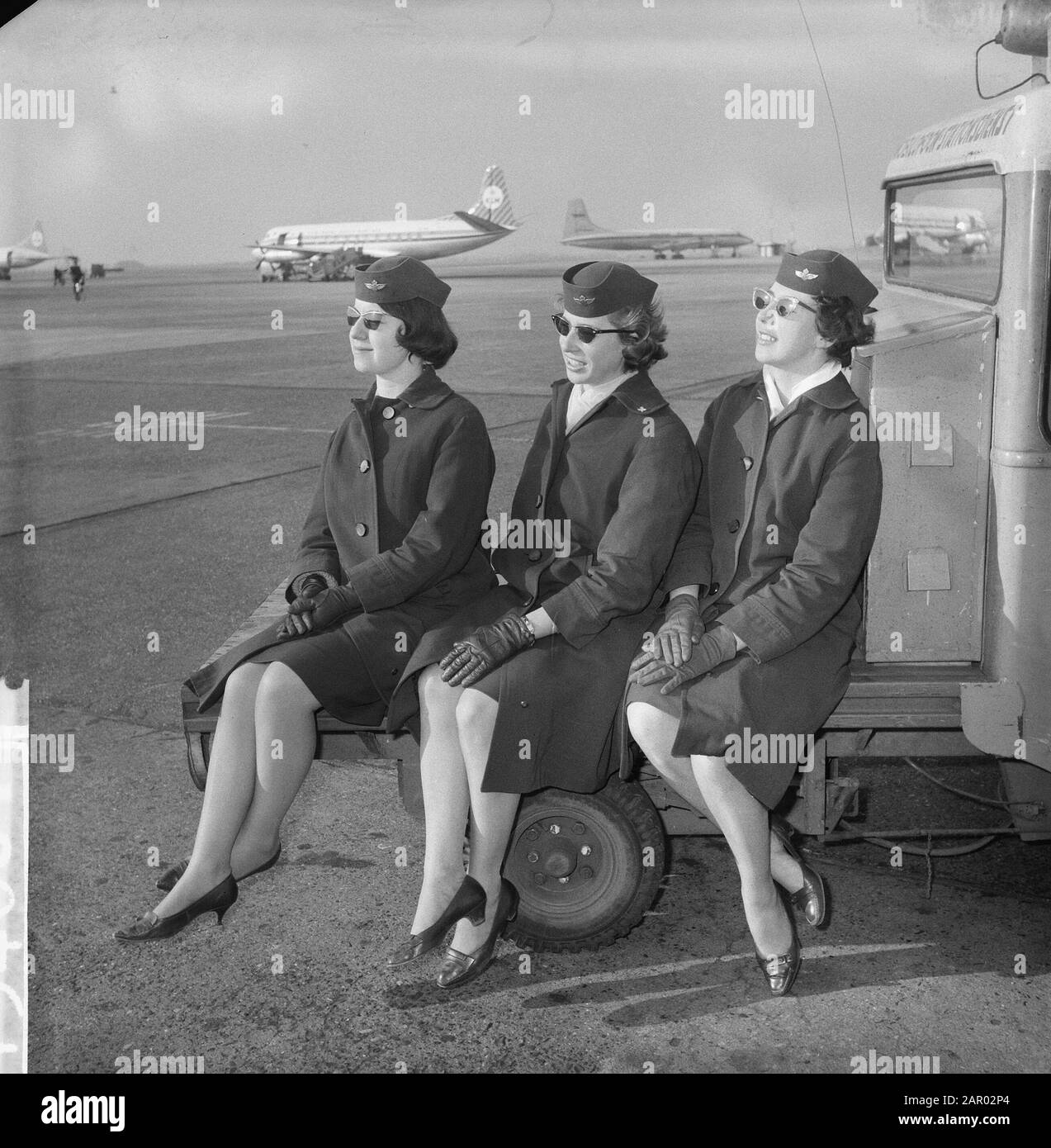 Assistenti di volo per prendere il sole a Schiphol Data: 30 gennaio 1962 Località: Noord-Holland, Schiphol Parole Chiave: STEWARDESSEN, Zonbaden Foto Stock