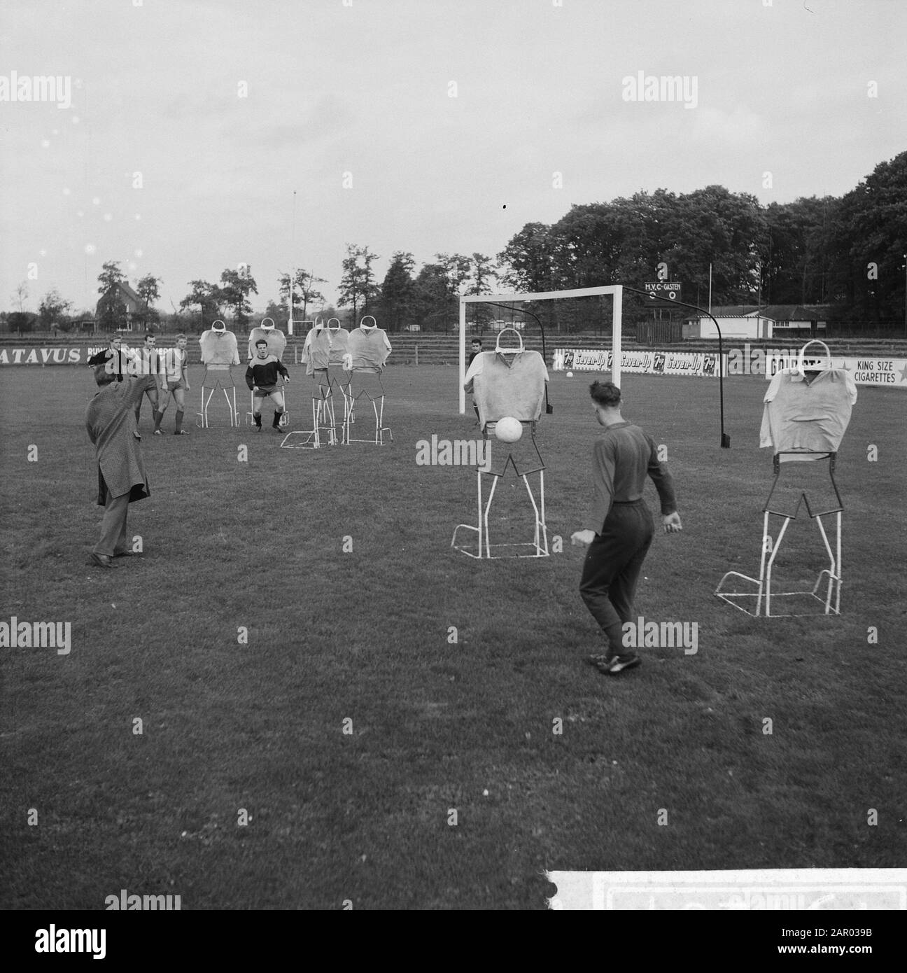 HVC-team treni con bambole Data: 1 novembre 1961 Parole Chiave: Bambole, squadre, sport, calcio Foto Stock