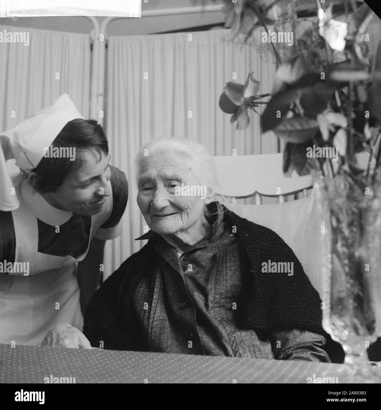 Cento anni di età in casa di cura ad Amsterdam. Sorella alla Sig.ra J. M. van der Hout Kalkhoven Data: 3 novembre 1961 Località: Amsterdam, Noord-Holland Parole Chiave: Care homes Foto Stock