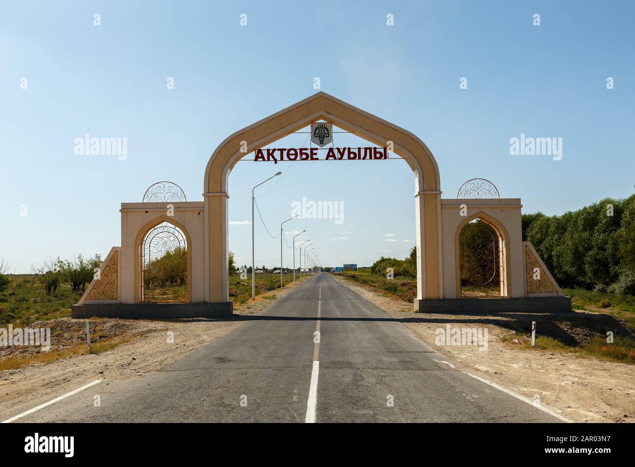 Aktobe, Kazakhstan - 02 settembre 2019: Arco di ingresso al villaggio di Aktobe in Kazakistan. Entrata nel villaggio. Distretto Di Karmakshinskiy Foto Stock