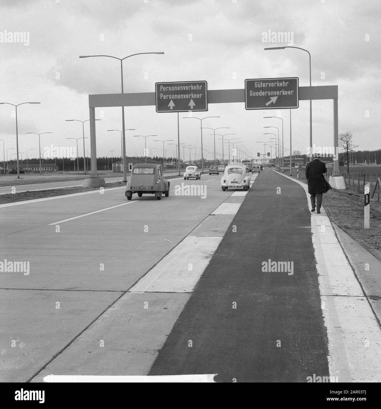 Rijksweg 12 il 12 aprile aperto dal Ministro Korthals reportage lavoro Data: 6 aprile 1962 Parole Chiave: Reportages, Work, state roads Foto Stock