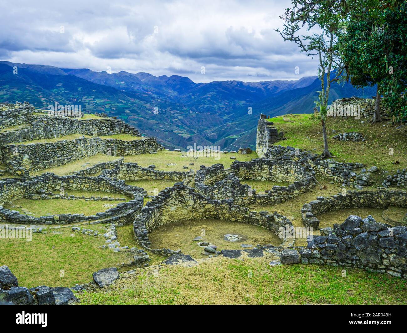 Rovine di case rotonde del Kuelap - Fortezza nella regione Amazonas in Perù Foto Stock