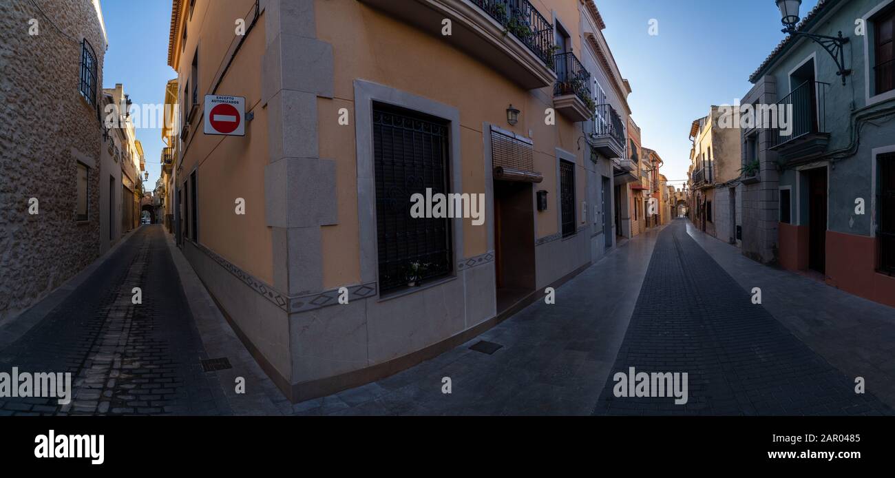 Vista panoramica delle strade che conducono alle porte medievali di Valencia e Batera a Benisano Spagna Foto Stock