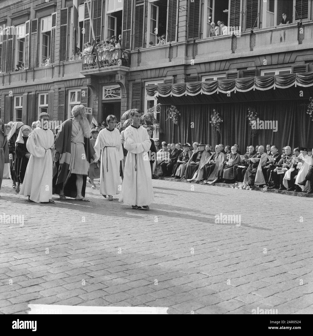 Santuario di Maastricht. Processione Data: 8 luglio 1962 luogo: Maastricht Parole Chiave: Pellegrinaggi, processioni, religioni, Cattolici Romani Nome personale: Santuario, Servaas Foto Stock
