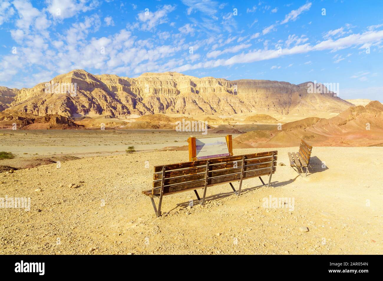 Timna, Israele - 16 gennaio 2020: Veduta del punto di vista della Valle di Timna, con un segno di spiegazione. Parte del Parco Timna, deserto Arava, Israele meridionale Foto Stock