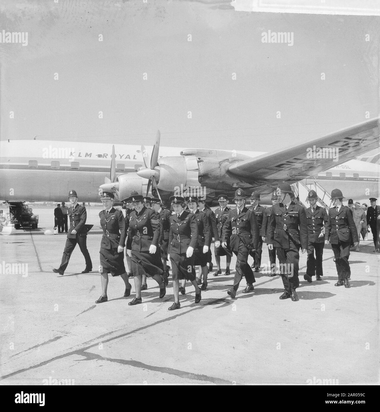 London Bobbys per quattro giorni a Schiphol Data: 20 luglio 1962 Foto Stock