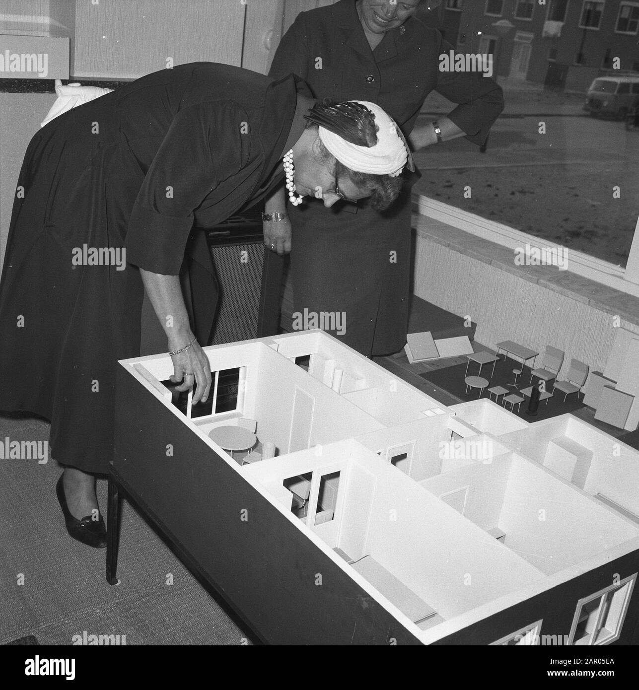 Ministro dr. M.A.M. Klompe visitò la casa di lavoro a Tuindorp (Osdorp Amsterdam) Data: 6 agosto 1962 Località: Amsterdam, Noord-Holland Parole Chiave: Visite, ministri, residenze Foto Stock