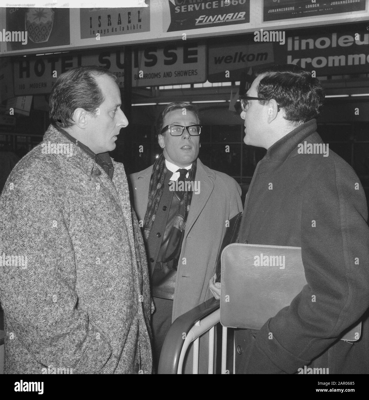 Lo scrittore inglese Harold Pinter in Olanda per partecipare Al compleanno Party. Guus Hermus, Walter Kous e H. Pinter Data: 1 marzo 1962 Parole Chiave: Scrittori Nome personale: H. Pinter, HERMUS, GUUS Foto Stock