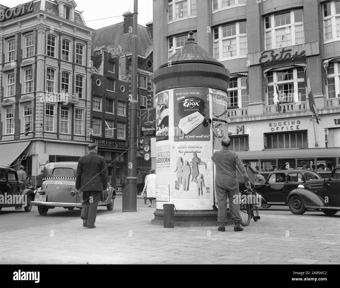 Editorialista Di Pubblicità Leidseplein Data: 15 Settembre 1948 Località: Amsterdam, Noord-Holland Parole Chiave: Pubblicità Colonne Foto Stock