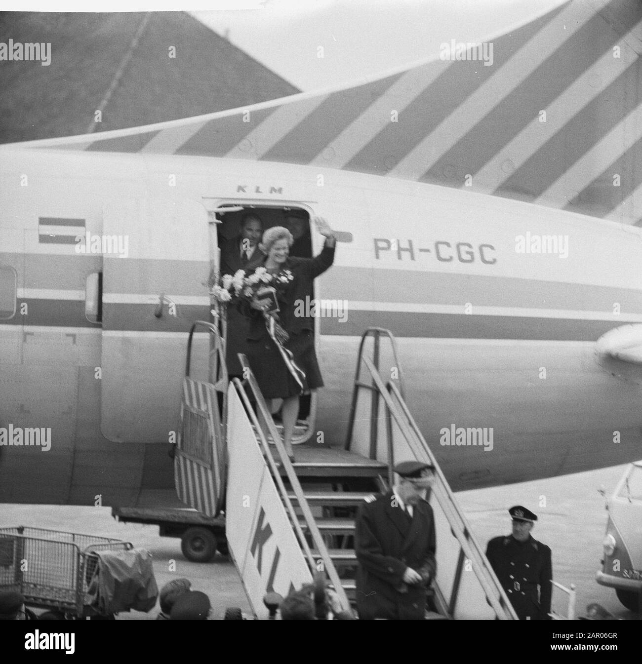 Sjoukje Dijkstra indietro nei Paesi Bassi a Schiphol Data: 20 marzo 1962 Località: Noord-Holland, Schiphol Nome Della Persona: Dijkstra, Sjoukje Foto Stock