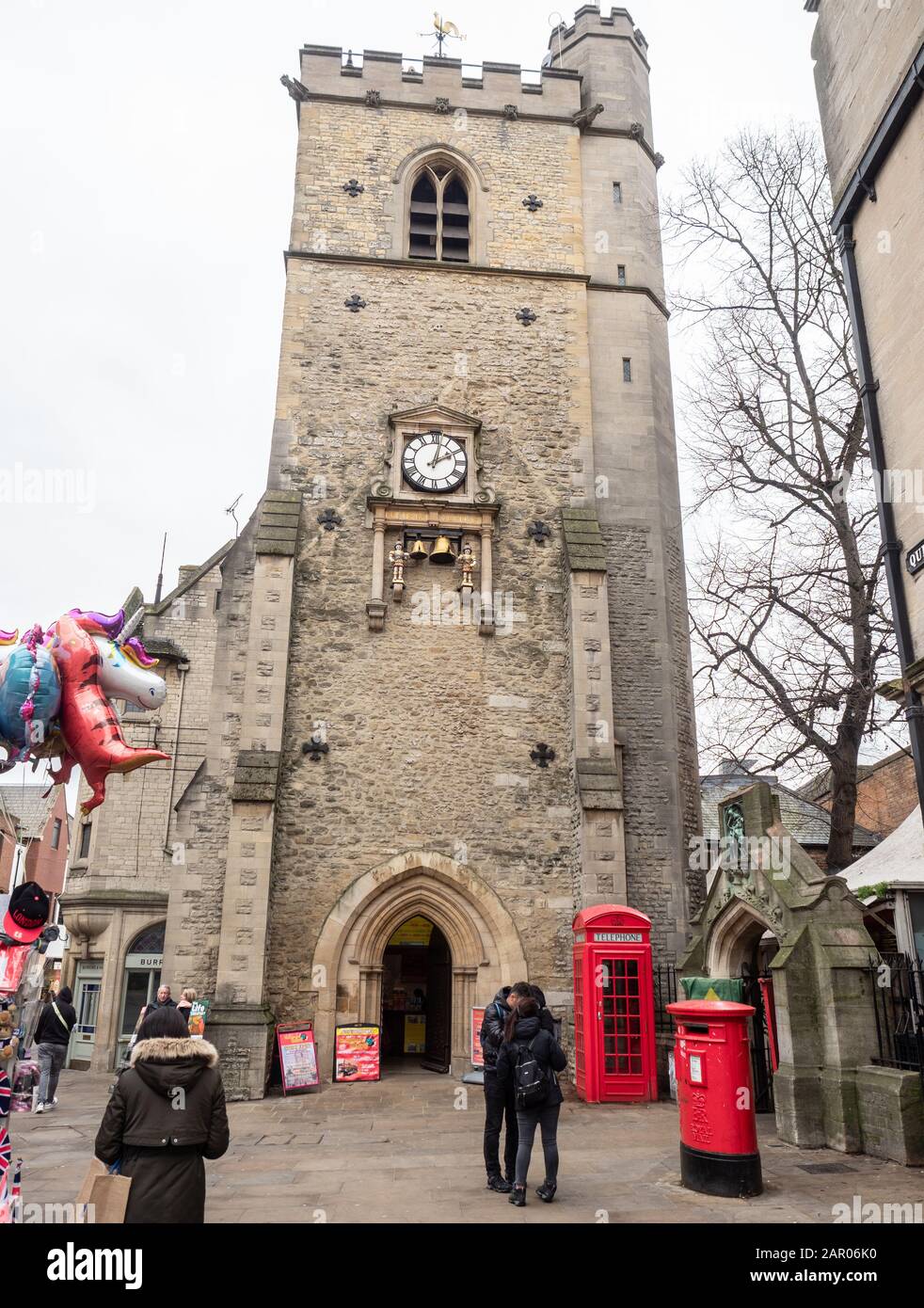 Telefono tradizionale rosso a Carfax, Oxford con Carfax Tower Foto Stock
