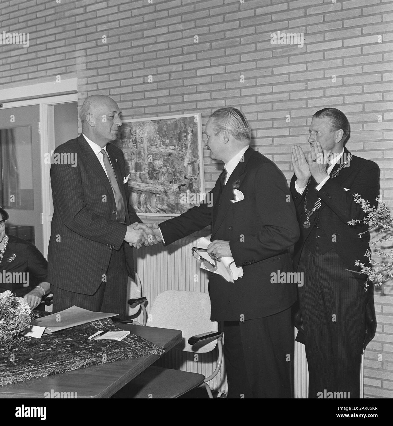 Vecchio Ministro Mansholt cittadino onorario di Hoogezand Sappemeer con madre e figlia Data: 24 marzo 1962 Località: Hoogezand-Sappemeer Nome personale: Mansholt, Sicco Foto Stock