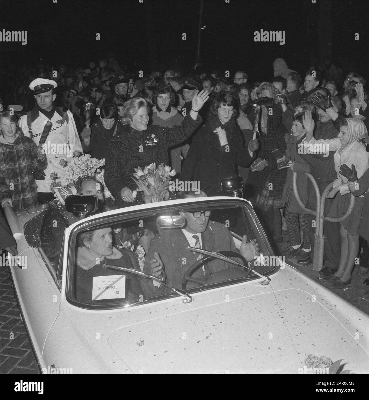 Sjoukje Dijkstra indietro nei Paesi Bassi a Schiphol Data: 20 marzo 1962 Località: Noord-Holland, Schiphol Nome Della Persona: Dijkstra, Sjoukje Foto Stock