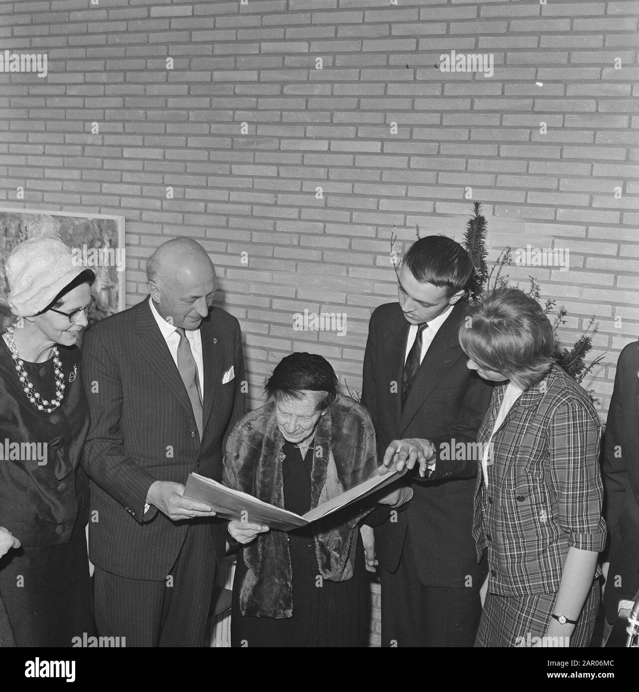 Vecchio Ministro Mansholt cittadino onorario di Hoogezand Sappemeer con madre e figlia Data: 24 marzo 1962 Località: Hoogezand-Sappemeer Nome personale: Mansholt, Sicco Foto Stock