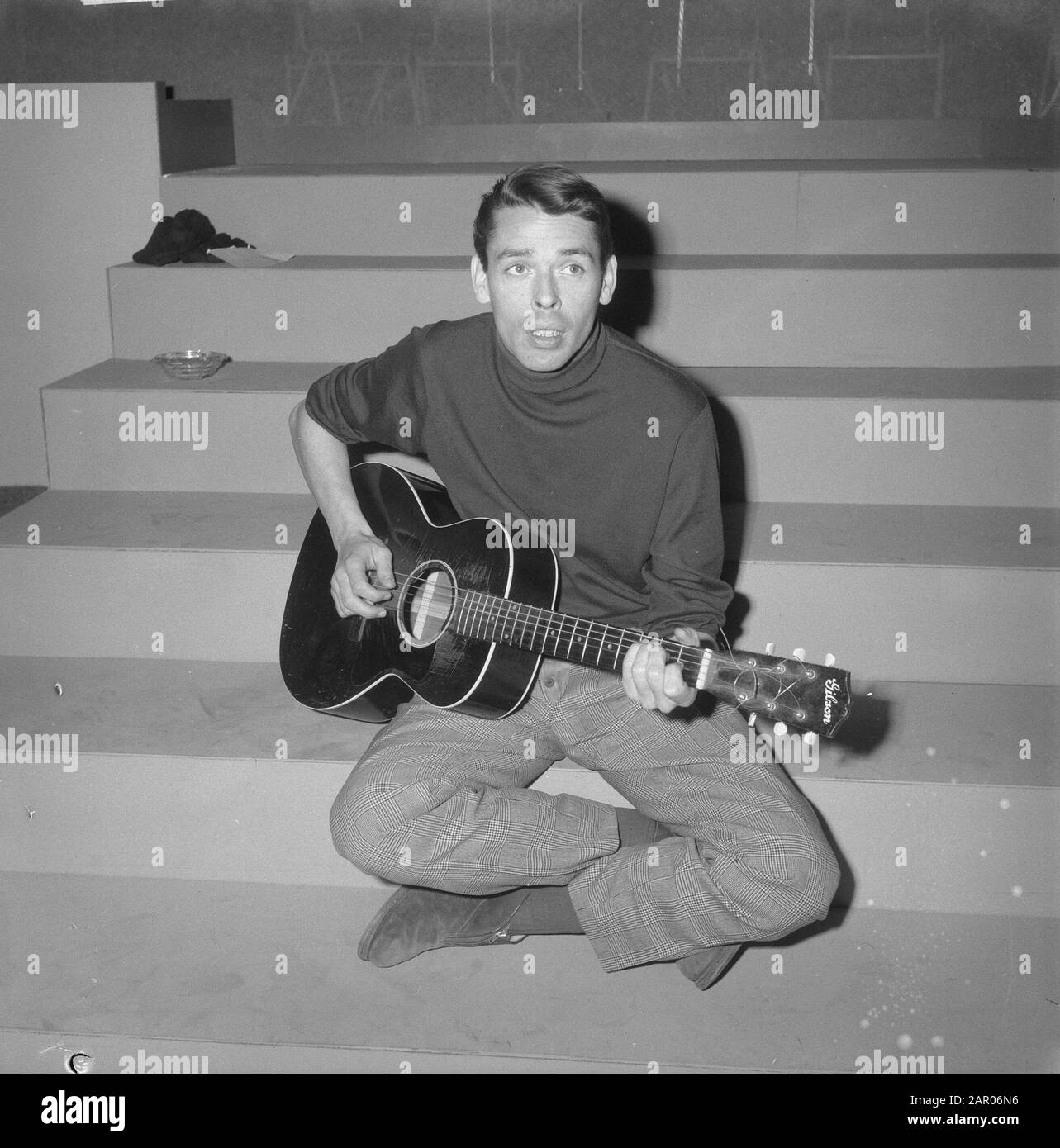 Jacques Brel in TV programma Domino Data: 21 marzo 1962 Parole Chiave: Programmi TV, chitarre, cantanti Nome personale: Brel, Jacques Foto Stock