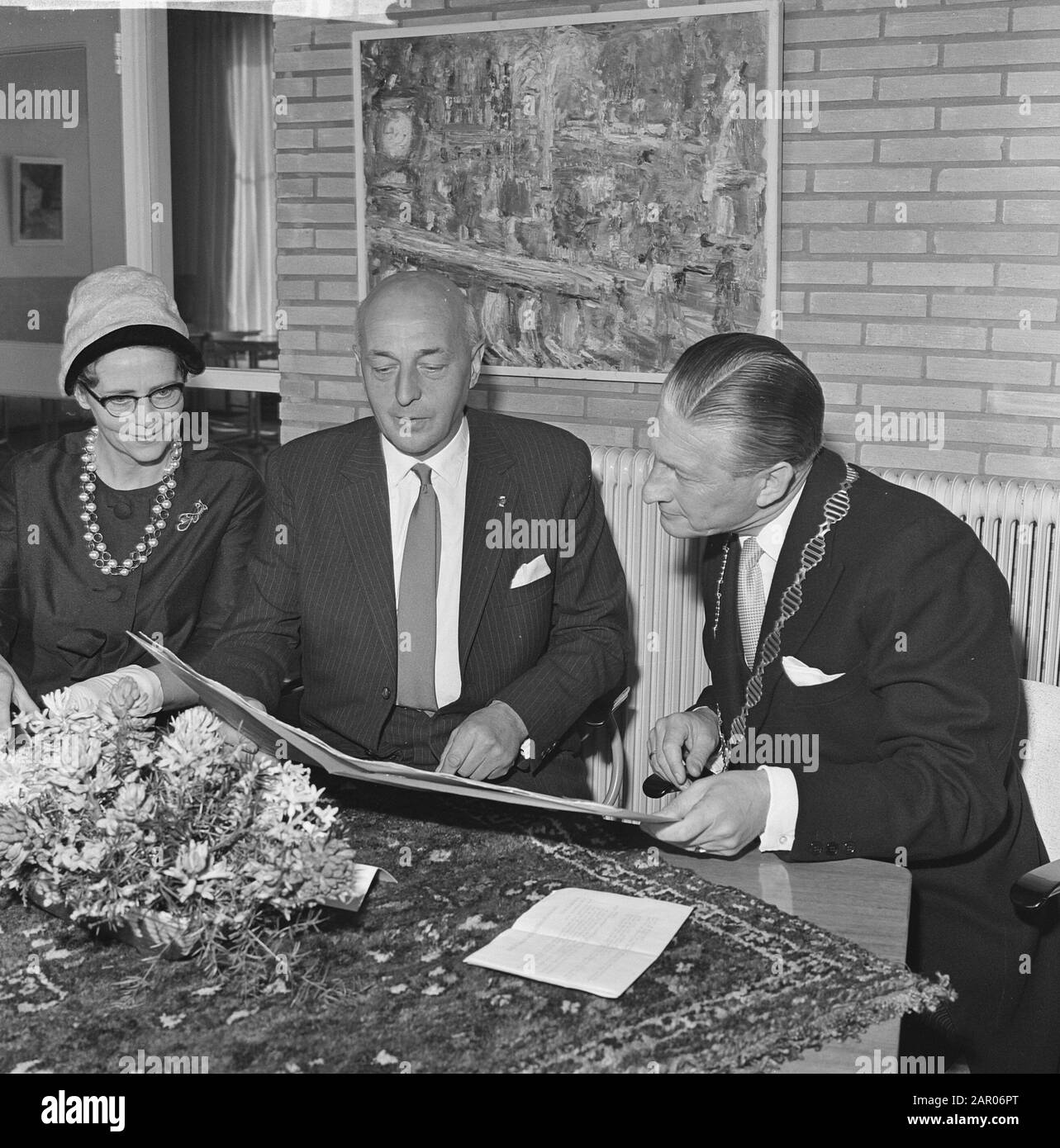 Vecchio Ministro Mansholt cittadino onorario di Hoogezand Sappemeer con madre e figlia Data: 24 marzo 1962 Località: Hoogezand-Sappemeer Nome personale: Mansholt, Sicco Foto Stock