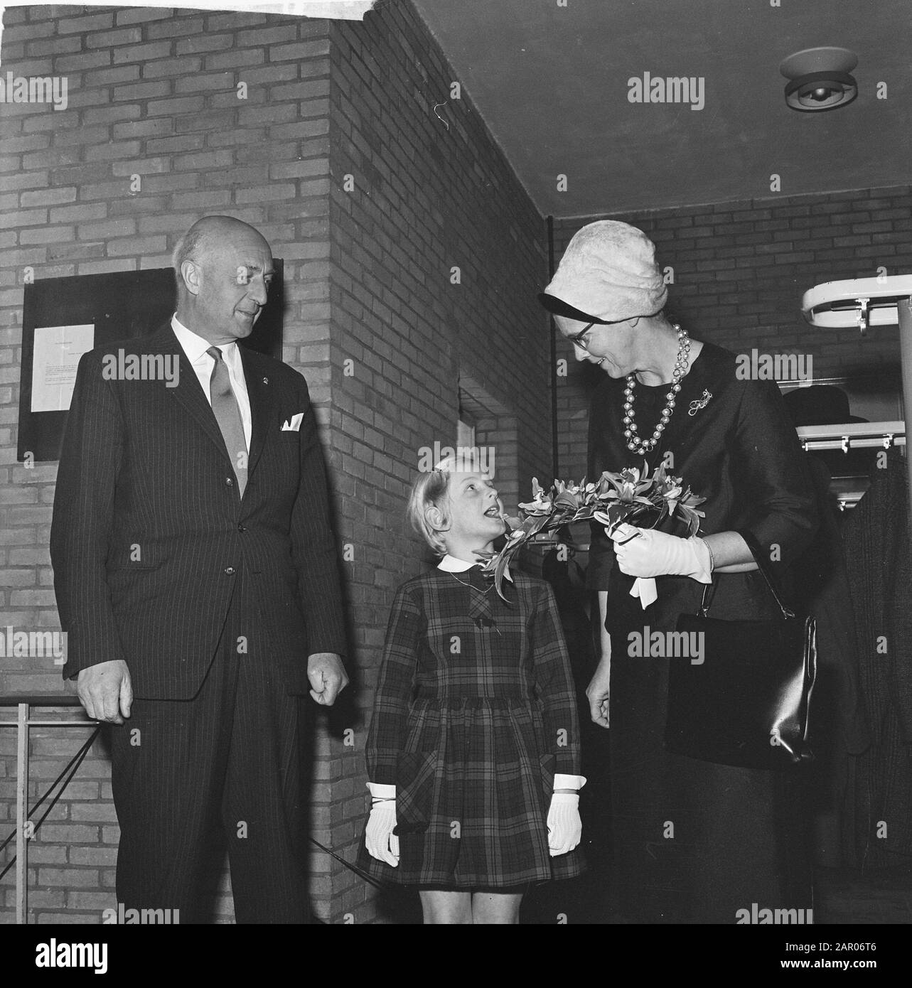 Vecchio Ministro Mansholt cittadino onorario di Hoogezand Sappemeer con madre e figlia Data: 24 marzo 1962 Località: Hoogezand-Sappemeer Nome personale: Mansholt, Sicco Foto Stock