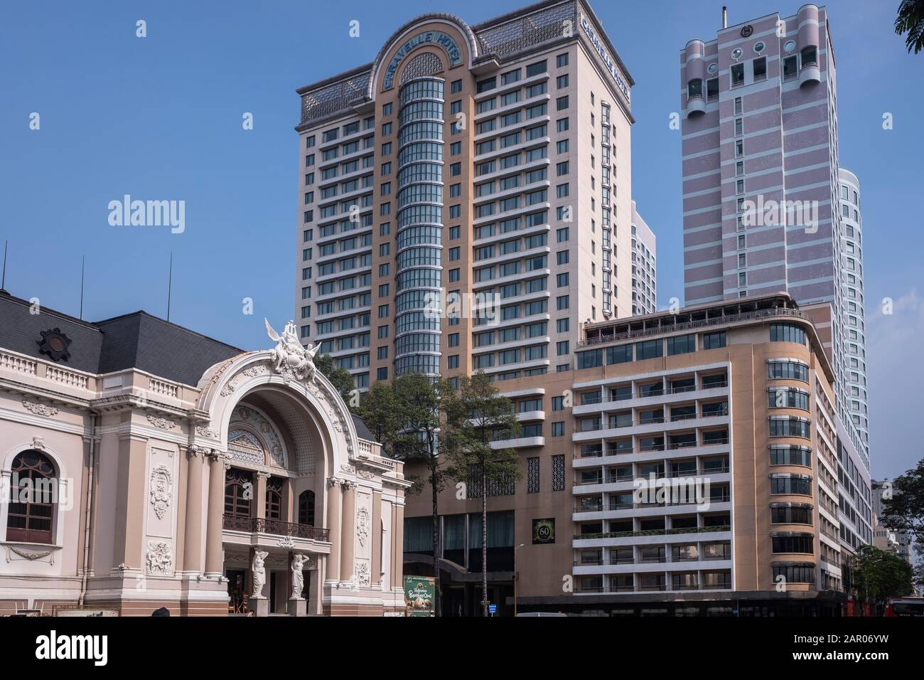 I moderni alberghi di giorno nano l'Opera House nel quartiere 1, ho Chi Minh City, Vietnam Foto Stock