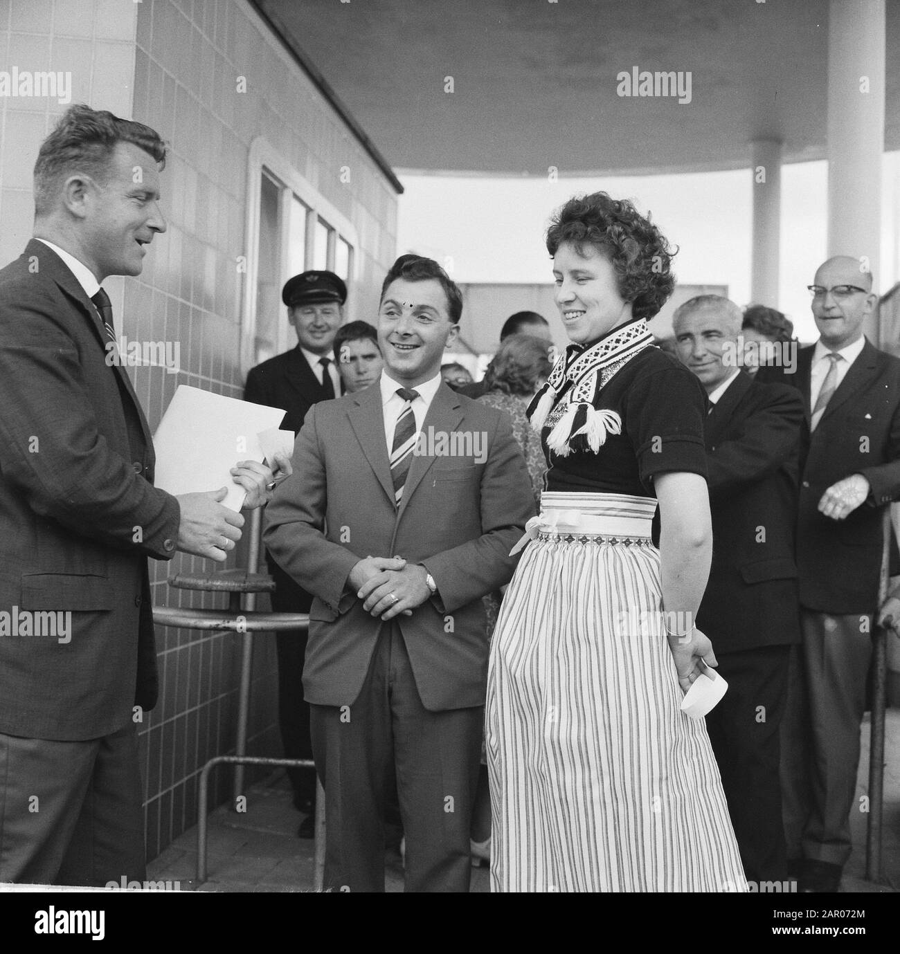 Volendamse 1.000.000 Visitor At Schiphol Date: August 21, 1962 Location: Noord-Holland, Schiphol Keywords: Visitors Foto Stock Volendamse 1.000.000 Visitor At Schiphol Date: August 21, 1962 Location: Noord-Holland, Schiphol Keywords: Visitors Foto Stock