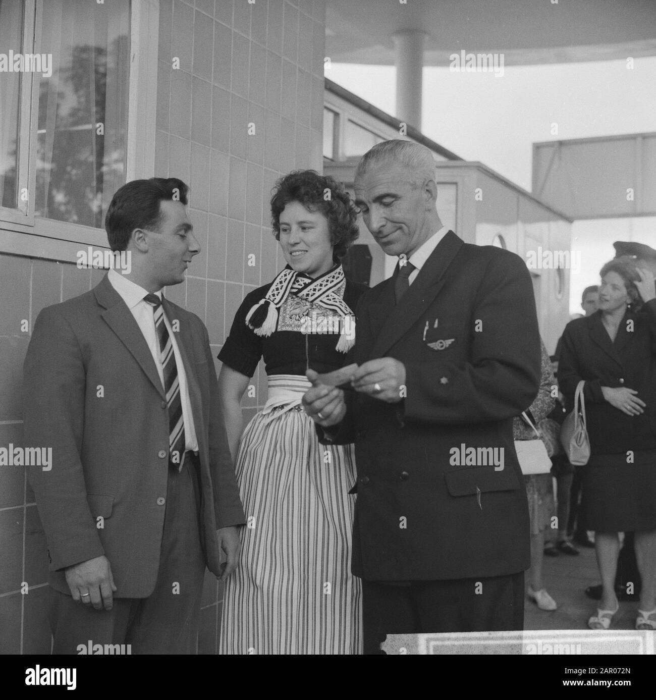 Volendamse 1.000.000 Visitor At Schiphol Date: August 21, 1962 Location: Noord-Holland, Schiphol Keywords: Visitors Foto Stock Volendamse 1.000.000 Visitor At Schiphol Date: August 21, 1962 Location: Noord-Holland, Schiphol Keywords: Visitors Foto Stock
