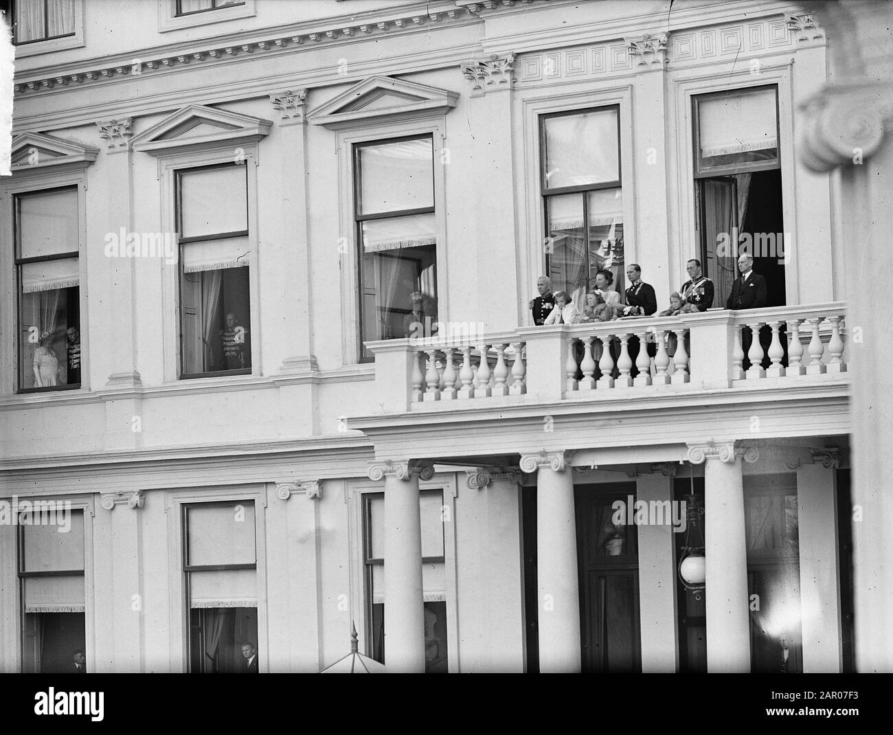 Entrata Regina Juliana in la famiglia reale dell'Aia sul balcone Data: 18 settembre 1948 Parole Chiave: Famiglia, ingresso, balcone Nome personale: Juliana, Regina Foto Stock