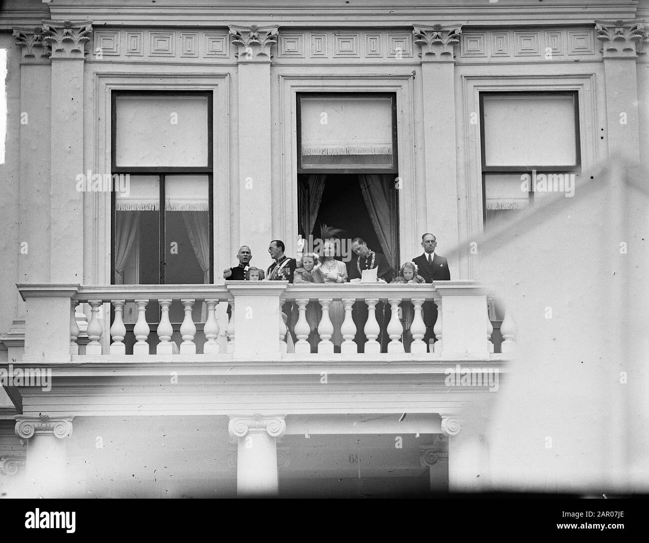 Entrata Regina Juliana in la famiglia reale dell'Aia sul balcone Data: 18 settembre 1948 Parole Chiave: Famiglia, ingresso, balcone Nome personale: Juliana, Regina Foto Stock