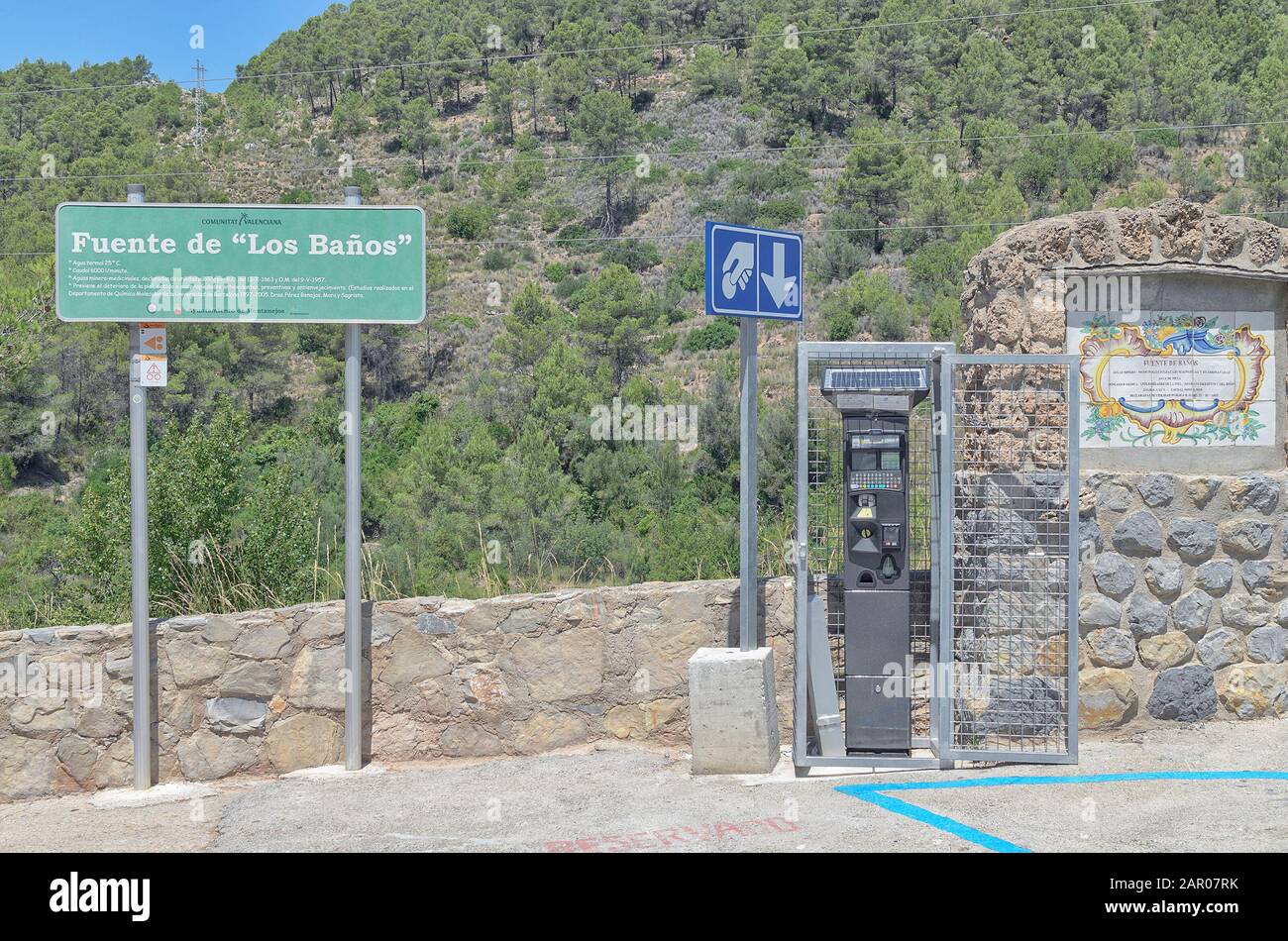 Villaggio turistico di Montanejos (Spagna). Parchimetro nella zona di nuoto della 'primavera dei bagni', nelle vacanze estive. Foto Stock