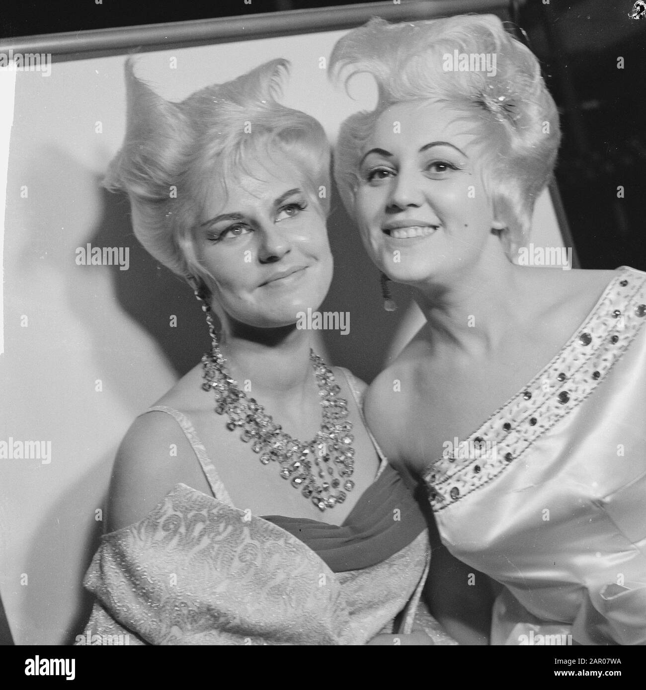 Campionato del mondo cappe uomo in RAI, due modelli Con Acconciatura Serale Data: 1 Ottobre 1962 Località: Amsterdam, Noord-Holland Parole Chiave: Modelli, Campionati, parrucchieri Nome istituto: Rai Foto Stock