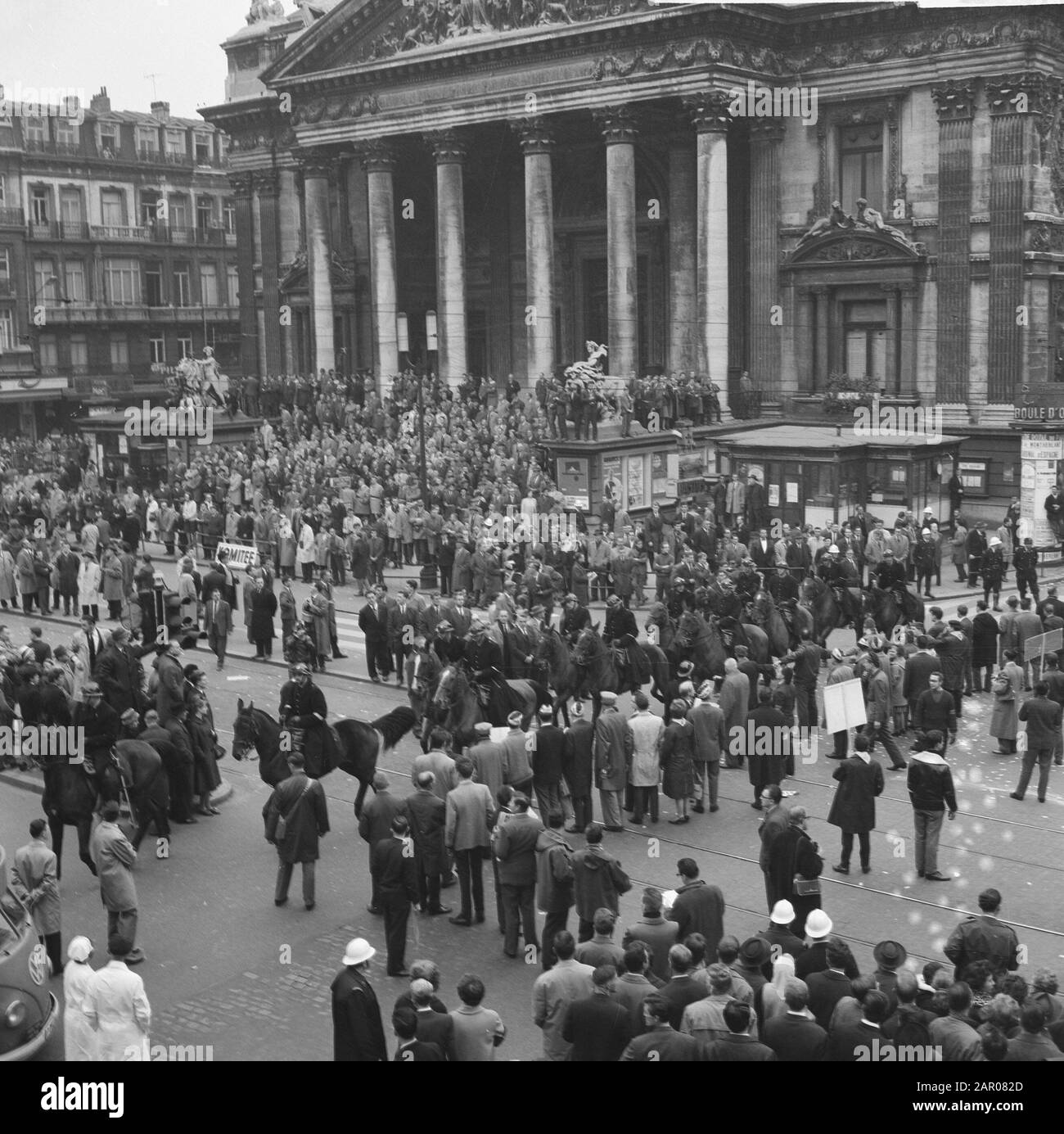 Marzo fiammingo a Bruxelles, i Fleming armati di bandiere Data: 14 ottobre 1962 luogo: Bruxelles Parole Chiave: SPANDOKS Foto Stock