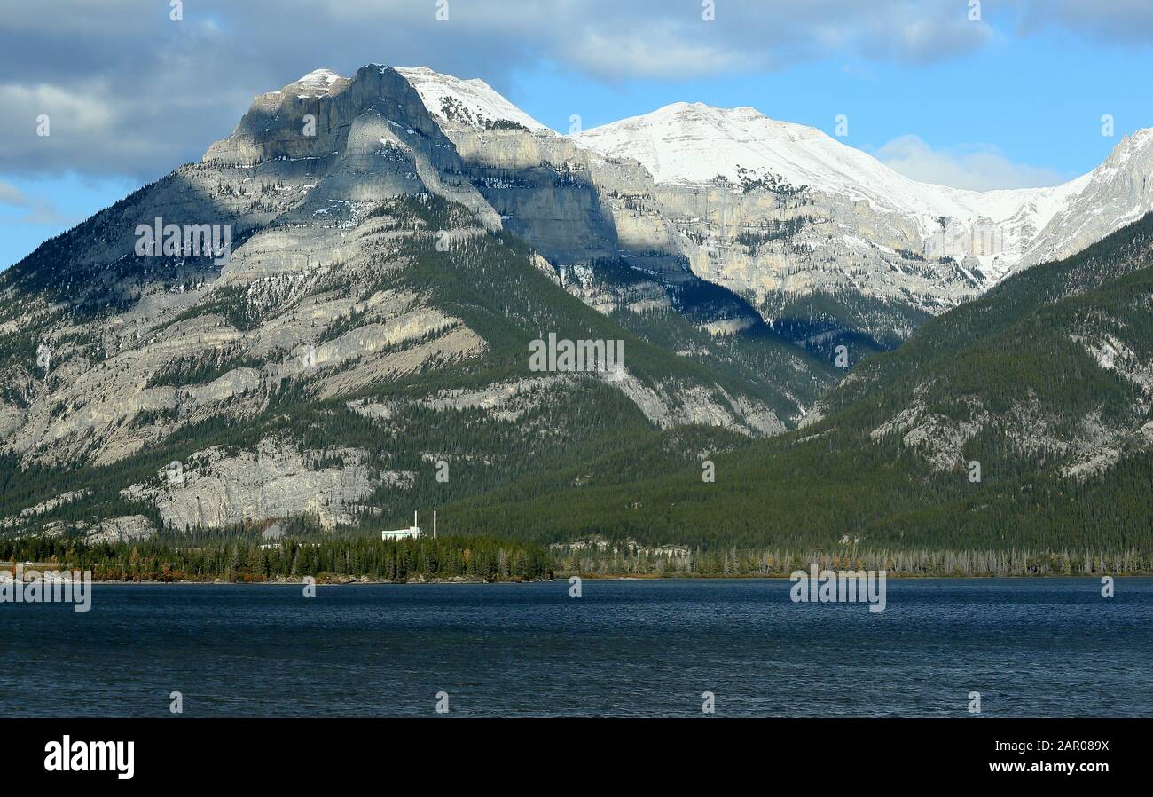 Paesaggi in o intorno al Parco Nazionale di Banff, Alberta Calgary. Qui abbiamo una vista guardando la grotta di montagna attraverso Lac des Arc dalla maglia off Foto Stock
