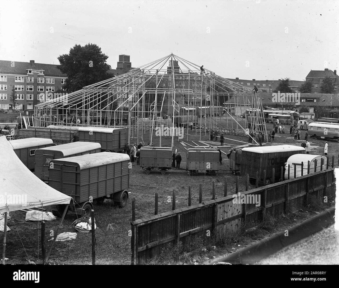 Costruzione della tenda del Circus Mikkenie. Assegnazione Jansens E Società. Data: 29 Settembre 1948 Parole Chiave: Costruzione, circo, tende Foto Stock