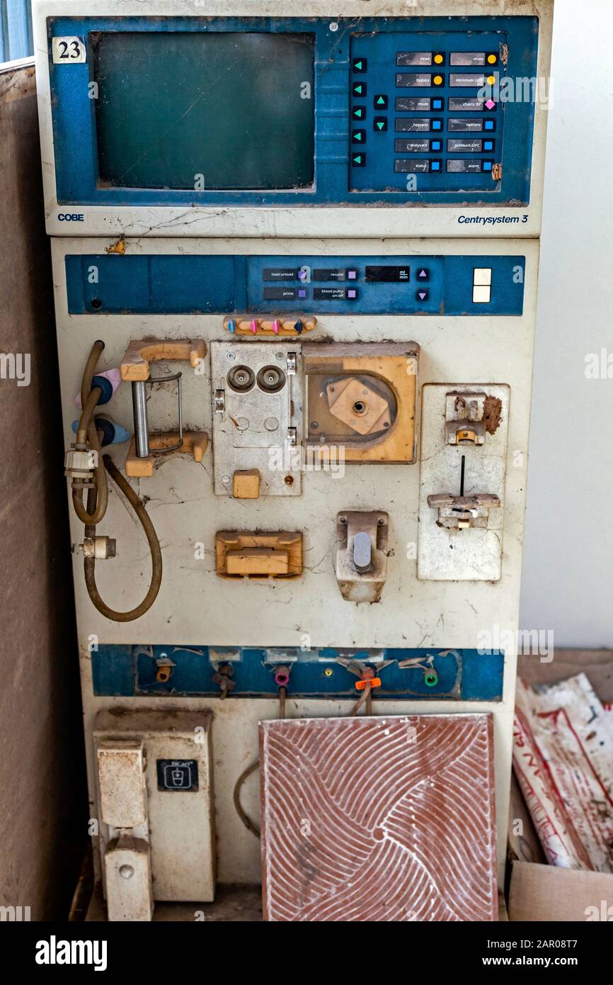 Un vecchio e mal mantenuto Centry System 3 macchina per emodialisi è conservato presso la Naval Medical Research Unit a Kampong Cham, Cambogia. Foto Stock