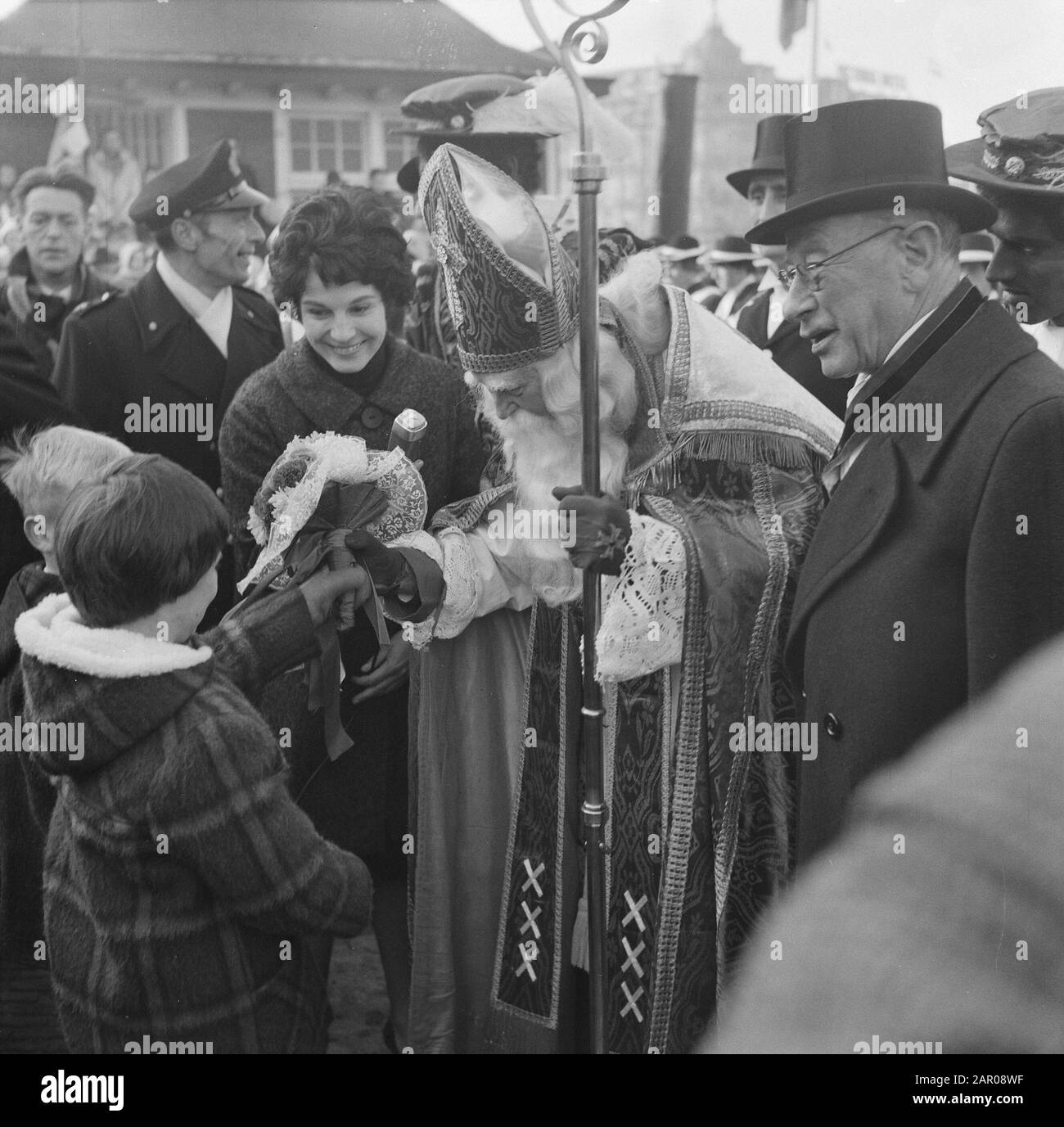 Ingresso Sinterklaas ad Amsterdam. Televisione presentatore Mies Bouwman con il Sint Datate: 17 novembre 1962 Località: Amsterdam, Noord-Holland Parole Chiave: Voci, relatori, Sinterklaas Festivities Nome personale: Bouwman, Mies, Sinterklaas Foto Stock