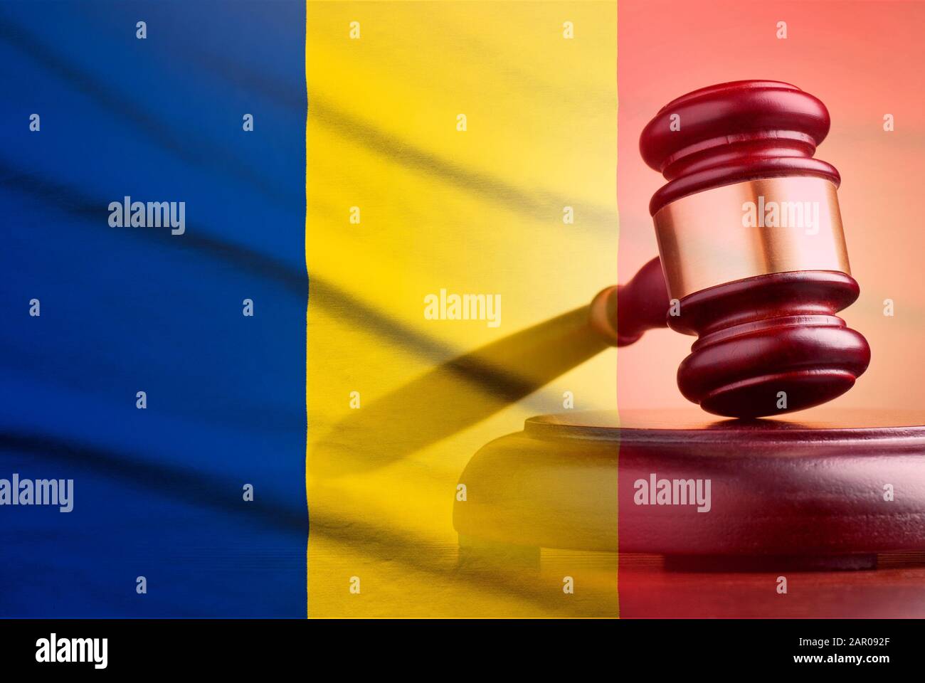 Gavel legale su una bandiera della Romania Foto Stock