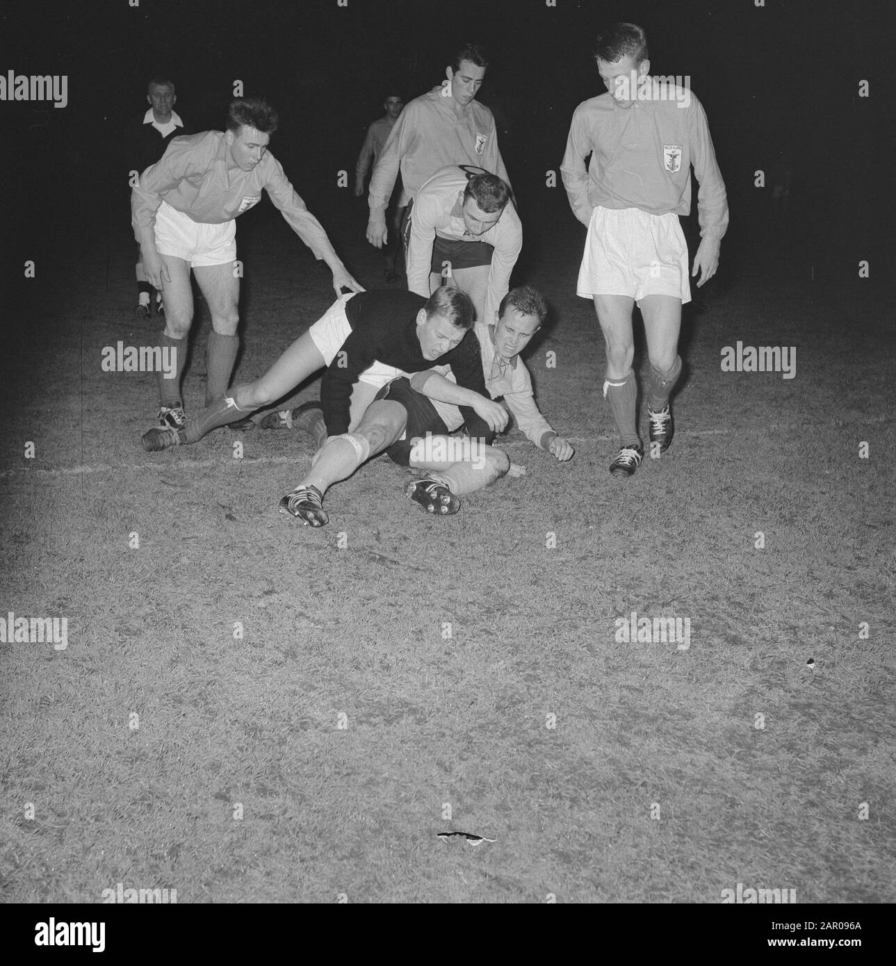 Paesi Bassi contro Belgio, soldati di calcio, attacco al bersaglio olandese, Pim Doesburg attaccato Data: 13 dicembre 1962 Parole Chiave: Militare, sport, calcio Nome personale: Doesburg, Pim Foto Stock