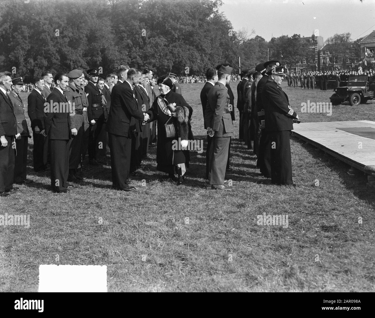 Cerimonia delle decorazioni ad Arnhem (Parco Sonsbeek). Principessa Wilhelmina (con Willemsorde militare) corre tra le file decorate Data: 7 ottobre 1948 luogo: Arnhem, Gelderland Parole Chiave: Premi, principesse, Seconda guerra mondiale Nome personale: Wilhelmina, principessa Foto Stock